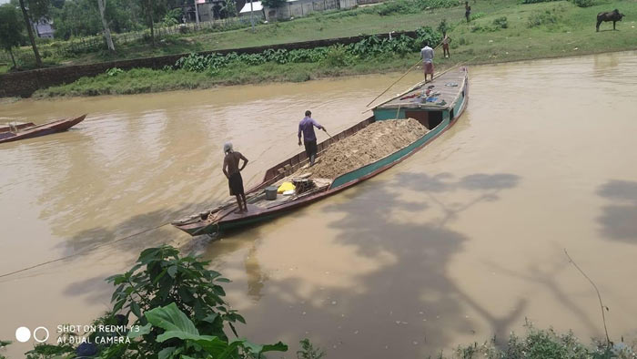 অবৈধভাবে বালু উত্তলন করায় মাধবপুরে ৩ জনকে কারাদন্ড