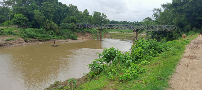 কমলগঞ্জে ধলাই নদী থেকে অপরিকল্পিত ভাবে বালু উত্তোলন হুমকিতে পড়েছে ব্রিজ