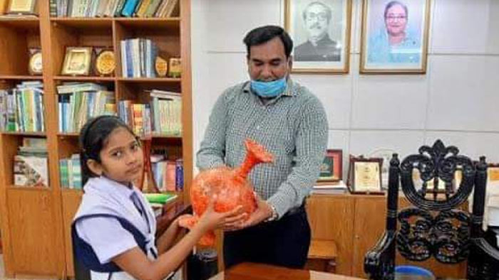 জেলা প্রশাসকের ত্রাণ তহবিলে টাকা দিল তৃতীয় শ্রেণির শিক্ষার্থী
