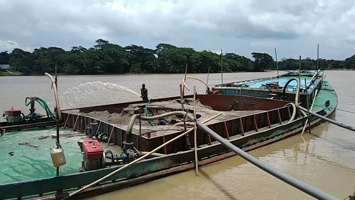 নেত্রকোণায় অবৈধভাবে বালু উত্তোলনের মহাউৎসব