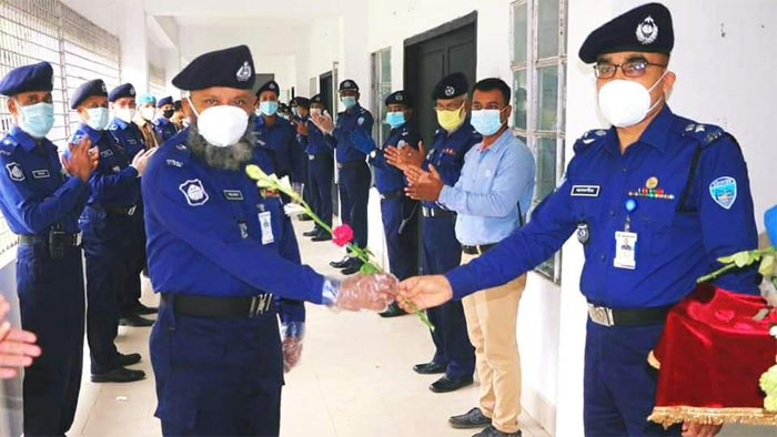 করোনা যুদ্ধে জয়ী পুলিশ সদস্যদের নোয়াখালী পুলিশ সুপারের সংবর্ধনা