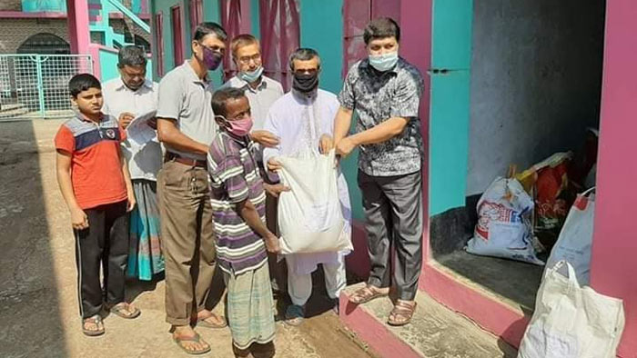 রামগড়ে বন্ধন সমবায় সমিতির উদ্যোগে কর্মহীনদের সহায়তা প্রদান