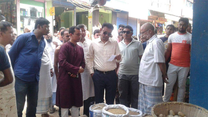 নিত্য প্রয়োজনীয় দ্রবের লাগামহীন মূল্যবৃদ্ধি ঠেকাতে রামগড়ে অভিযান