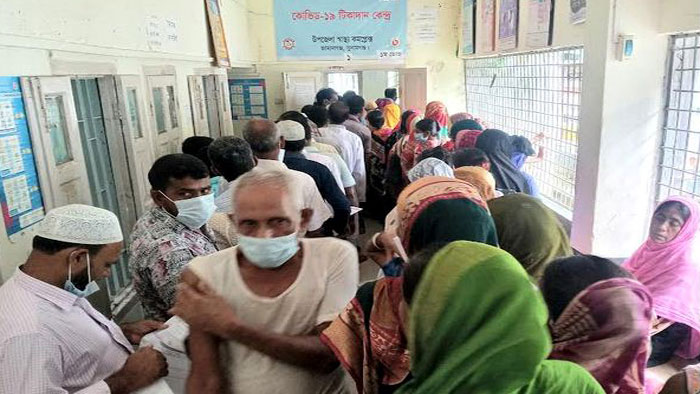 সুনামগঞ্জে করোনা টিকা নিতে মানা হচ্ছেনা স্বাস্থ্য বিধি