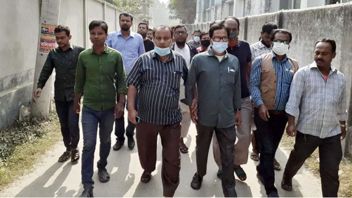 শাহজাদপুরে সাংবাদিকের ওপর হামলার প্রতিবাদে বিক্ষোভ
