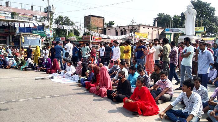 প্রকাশ্যে বিষ খেলেন অনশনরত রবীন্দ্র বিশ্ববিদ্যালয়ের ১ শিক্ষার্থী