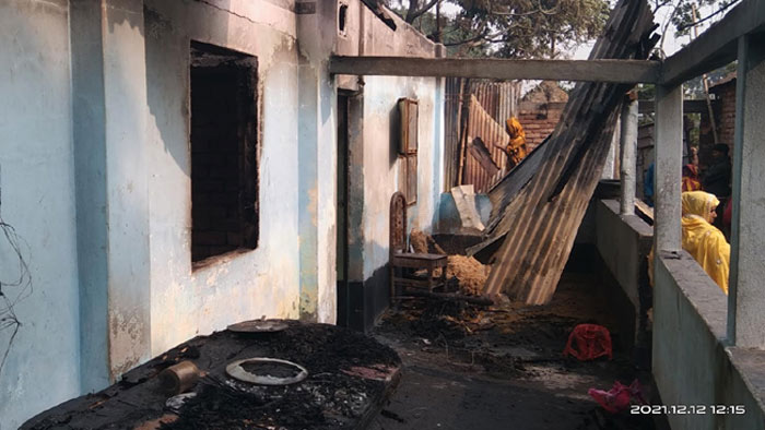 চেয়ারম্যান প্রার্থীর বাড়িতে আগুন, ১৫ ঘর পুড়ে ছাই