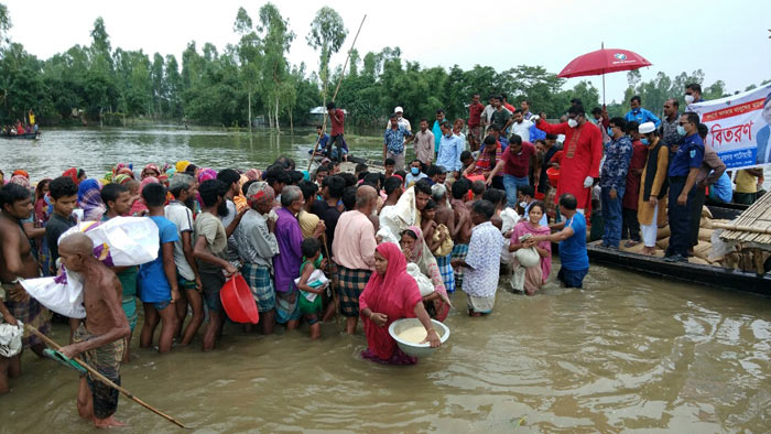 সুন্দরগঞ্জে বন্যাদুর্গতদের মাঝে এমপি শামীমের ত্রাণ বিতরণ