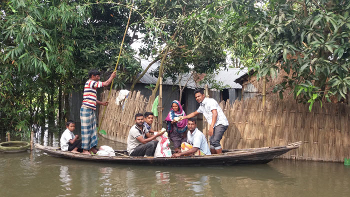 সুন্দরগঞ্জে যুবলীগের বৃক্ষরোপণ কর্মসূচীসহ বন্যার্তদের খাদ্য বিতরণ
