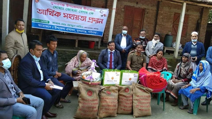 সুন্দরগঞ্জে বীরাঙ্গনা জোহরা বেগমকে আর্থিক সহায়তা প্রদান