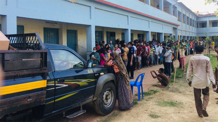 মাধবপুরে টিসিবি&rsquo;র পণ্য কিনতে গাদাগাদি ভিড়, দেখার কেউ নেই