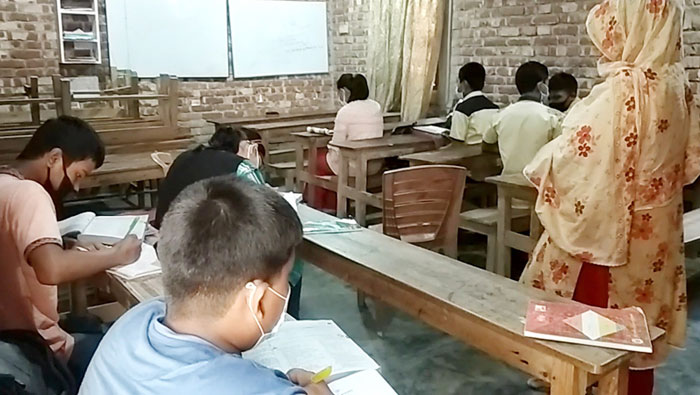 করোনাতেও ঠাকুরগাঁওয়ে থেমে নেই কোচিং বাণিজ্য