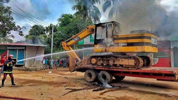 রেলের ভূমি উদ্ধার অভিযানে এক্সিভেটরে আগুন দেয় দুর্বৃত্তরা