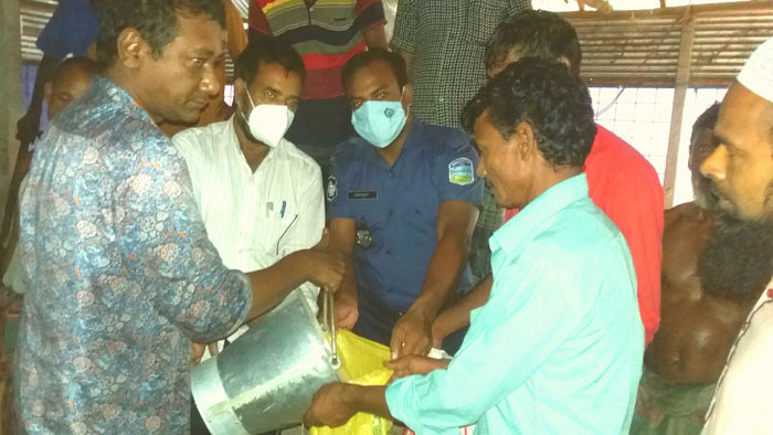 বকশিগঞ্জে হতদরিদ্রদের মাঝে ভিজিএফ চাল বিতরণ
