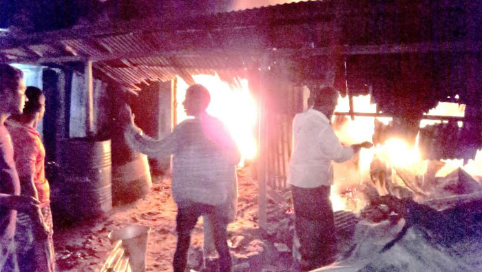 পীরগঞ্জে অগ্নিকান্ডে ১২ প্রতিষ্ঠান পুড়ে ছাই