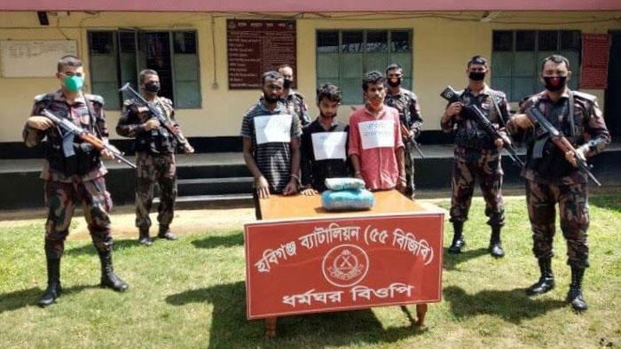 মাধবপুরে ভারতীয় গাঁজাসহ ৩ যুবক আটক