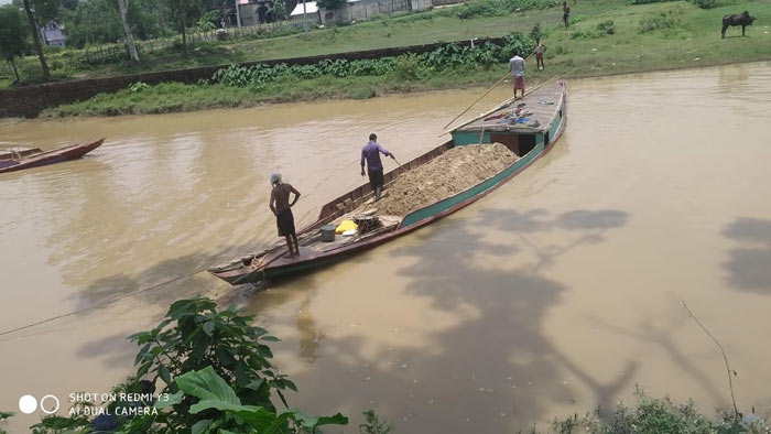 মাধবপুরে অবৈধভাবে বালু উত্তলন করায় জরিমানা