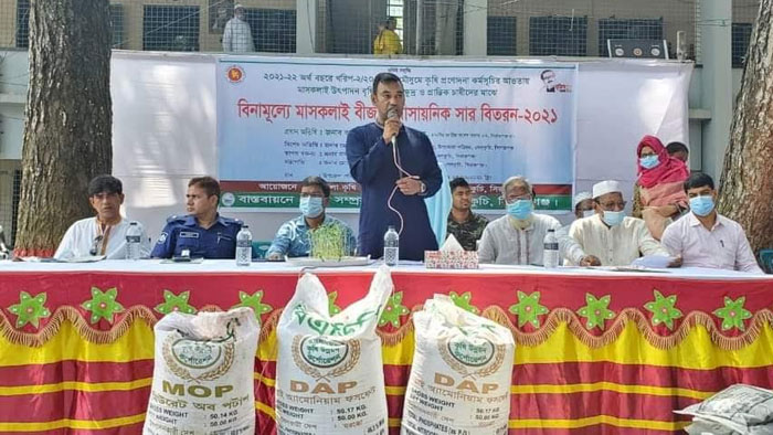 বেলকুচিতে বিনামূল্যে বীজ ও সার বিতরণ