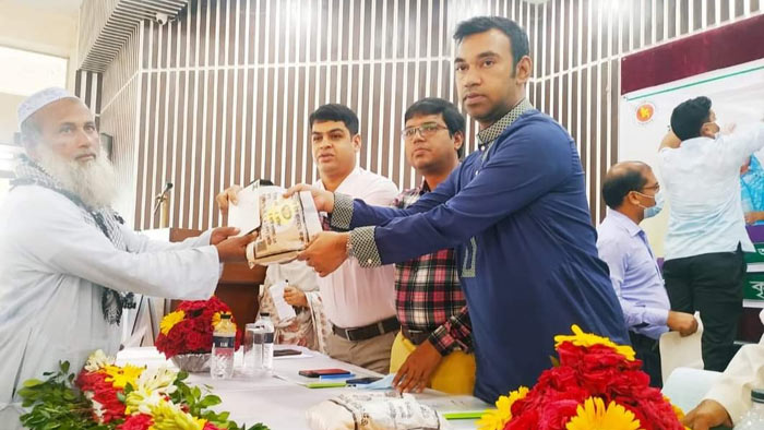 বেলকুচিতে বীজ ও রাসায়নিক সার বিতরণ