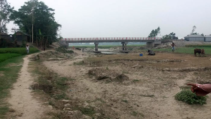 ব্রীজের নিচে ড্রেজার বসিয়ে বালু উত্তোলন করায় হুমকির মুখে কোটি টাকার সেতু