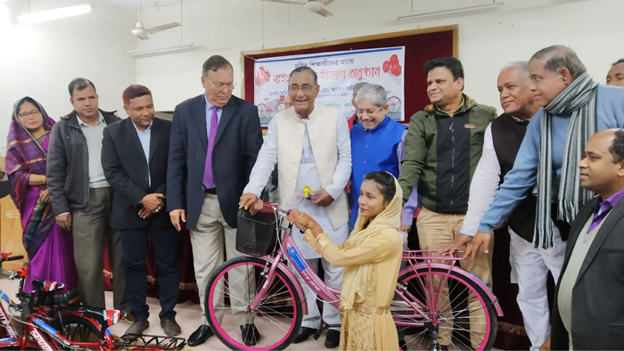 কমলগঞ্জে দরিদ্র-মেধাবী শিক্ষার্থীদের বাইসাইকেল বিতরণ