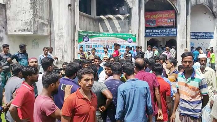 চাঁদপুরে শ্রমিকদের বিক্ষোভ-ভাঙচুর, বাস চলাচল বন্ধ
