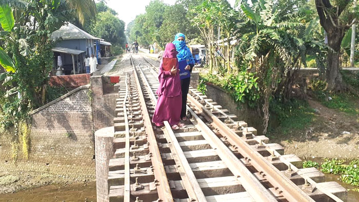 মৈশাদী বেলতলী রেলের ব্রিজ দিয়ে ছাত্র ছাত্রীদের যাতায়াতে দুর্ভোগ চরমে