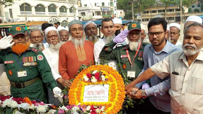 চাঁদপুর মুক্তিযোদ্ধা সংসদের বঙ্গবন্ধুর প্রতিকৃতিতে শ্রদ্ধা জ্ঞাপন