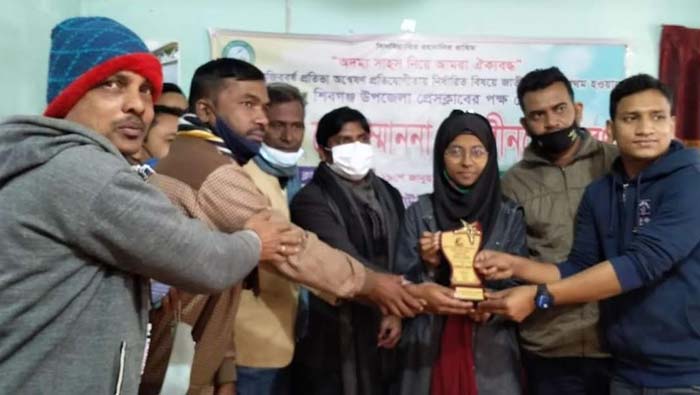 শিবগঞ্জ প্রেসক্লাবের পক্ষ থেকে নাবিলাহকে সম্মাননা ও নবীন সদস্যদের বরণ