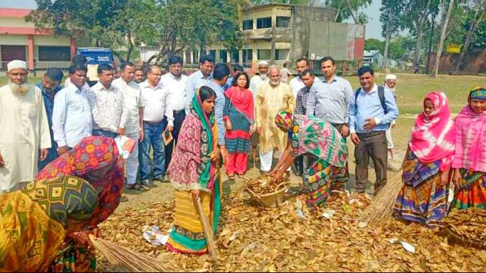 দোয়ারায় পরিস্কার পরিচ্ছন্নতা অভিযানে নির্বাহী কর্মকর্তা