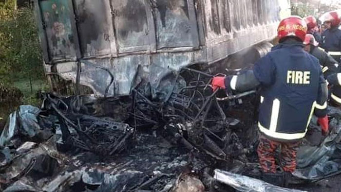 ট্রাককে মাইক্রোবাসের ধাক্কা, সিলিন্ডার বিস্ফোরিত হয়ে নিহত ৪