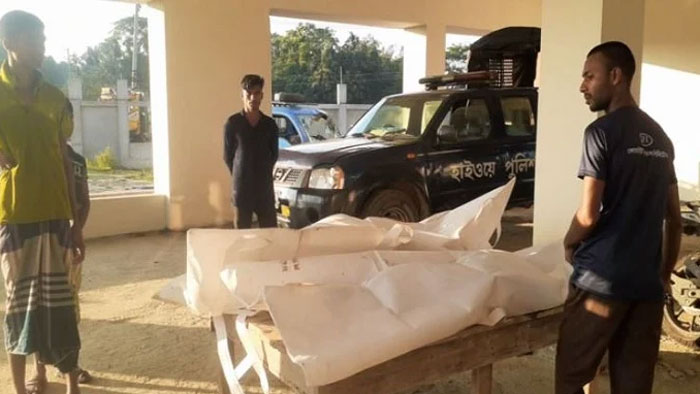 নেত্রকোনায় দাঁড়িয়ে থাকা ট্রাকে পিকআপের ধাক্কা, নিহত ৩