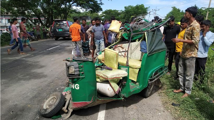 মাধবপুরে বাস সিএনজি সংঘর্ষ, ভাইবোনসহ নিহত ৩