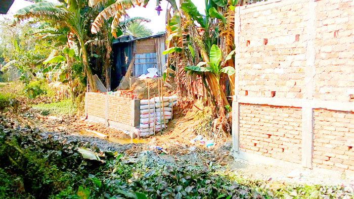 দোয়ারায় খাস ভূমি দখল করে দোকানের স্থায়ী ভবন নির্মাণ