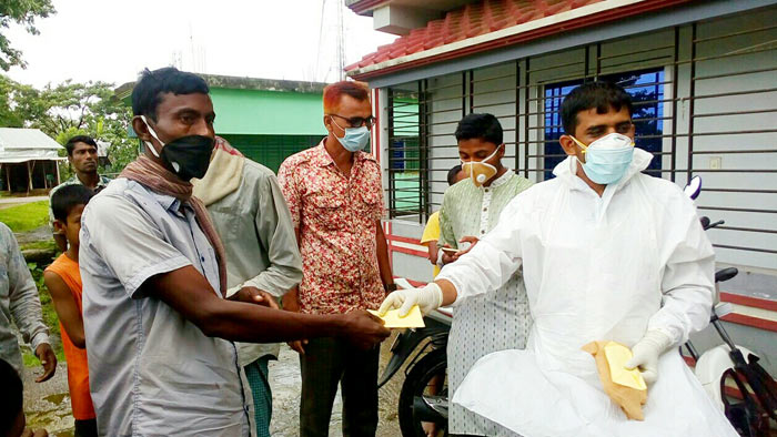 করোনা ভাইরাস ও ঈদে অসহায়দের মধ্যে নগদ অর্থ বিতরণ