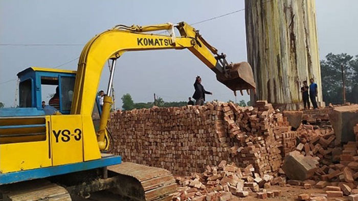 চাঁদপুরে জরিমানার পর গুঁড়িয়ে দেয়া হলো ইটভাটা
