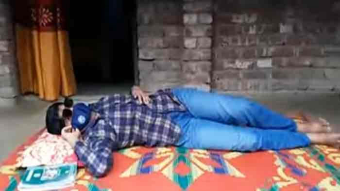 ঠাকুরগাঁওয়ে নিজ বাড়িতেই অনশনের পথ বেছে নিয়েছে শরীফ