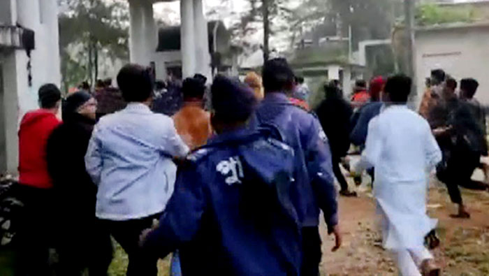 ফেনীতে ছাত্রলীগ ও ছাত্রদলের সংঘর্ষ, আহত ৮
