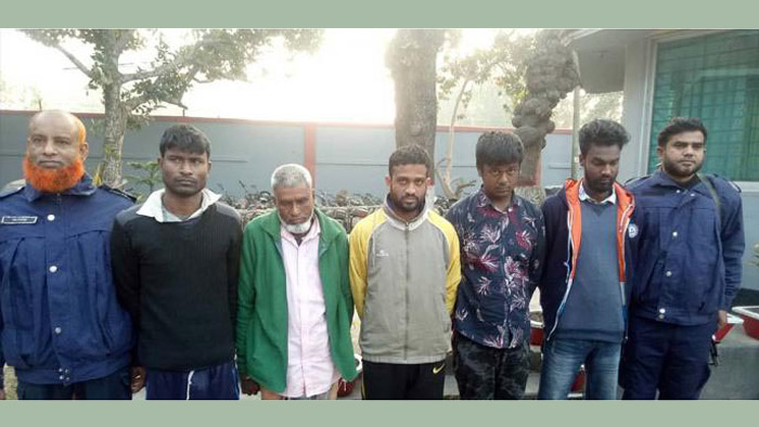 হাকিমপুরে পুলিশের বিশেষ অভিযান, পলাতক আসামিসহ আটক-৭