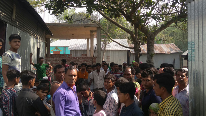 জুয়া ও মাদক বন্ধ করায় ইউপি সদস্যের বাড়িতে হামলা