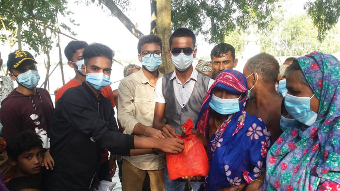 জামালপুরে তরুণ শিক্ষার্থীদের নিজস্ব অর্থায়নে ত্রাণ সামগ্রী বিতরণ