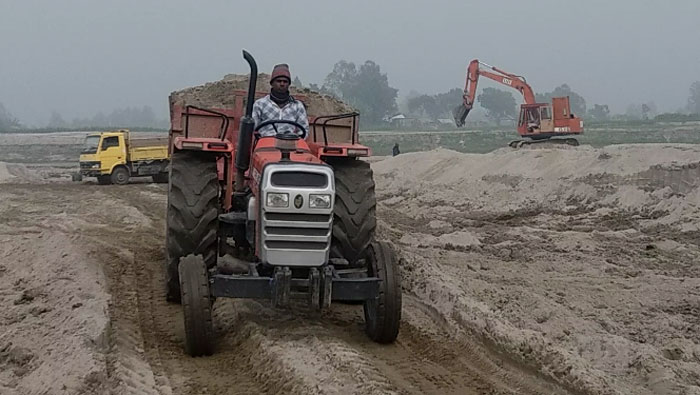 জামালপুরের আমবাড়ীয়া ব্রহ্মপুত্র নদীর পাড়ে চলছে বালু উত্তোলনের মহোৎসব
