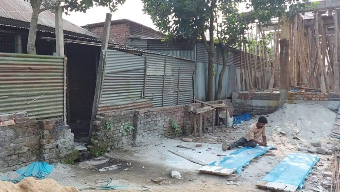 ইসলামপুরে যাতায়াতের রাস্তায় প্রতিপক্ষের দেওয়াল নির্মাণ, গৃহবন্দি এক পরিবার