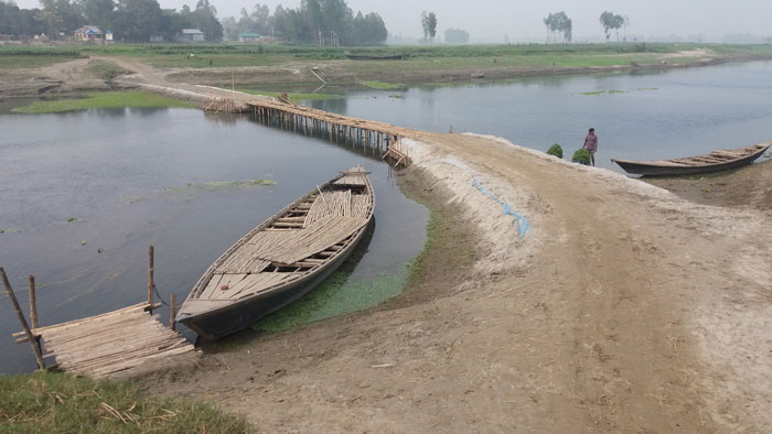 জাটুর গুদারা ঘাটে খেয়া পারাপারে ভোগান্তিতে ২৫গ্রামের মানুষ