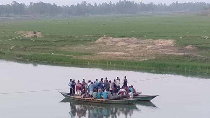 দেওয়ানগঞ্জে জিঞ্জিরাম নদীতে খৈয়া পারাপারে হাজারো মানুষের ভোগান্তি