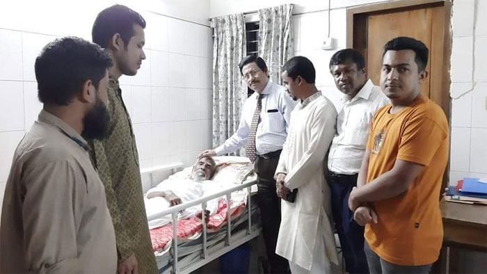 আব্দুল মালেকের সুচিকিৎসার জন্য জাককানইবি ছাত্রলীগের অর্থ প্রদান