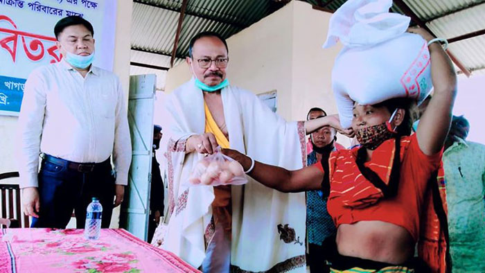 হামরোগে আক্রান্তদের পাশে এমপি কুজেন্দ্র লাল ত্রিপুরা