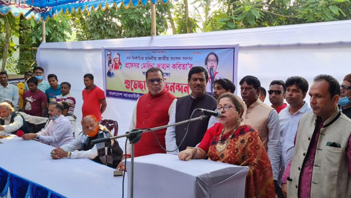 শাহজাদপুরে নব নির্বাচিত এমপি মেরিনা জাহান কবিতাকে ফুলেল শুভেচ্ছা