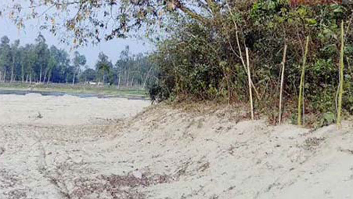 ভেঙ্গে পড়ছে করোতোয়া নদীর পাড়