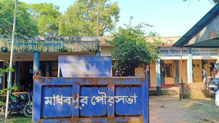 মাধবপুর পৌরসভা ২৪ বছর ধরে ভাড়া করা ভবনে